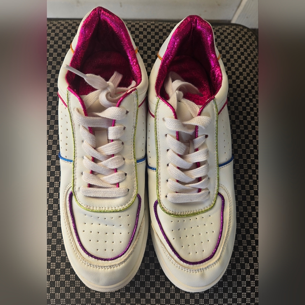 Steve Madden White‎ and Pink Sneakers with Classic Appeal Excellent Conditions